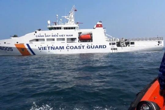 Kịp thời cứu ngư dân gặp nạn trên biển