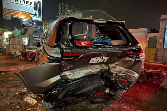 Ô tô mất lái tông 2 xe máy, 3 người trọng thương