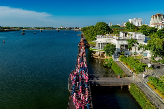 Huế: Hơn 1.000 người diễu hành áo dài rực rỡ, tôn vinh văn hóa Việt