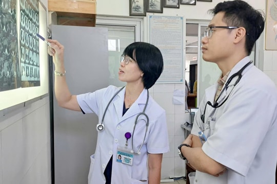 Nội soi gắp thành công đốt xương cá trong phổi người đàn ông