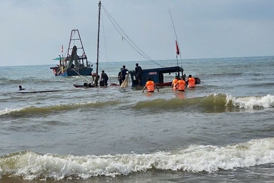 Hai ngư dân được cứu sống khi tàu hỏng máy
