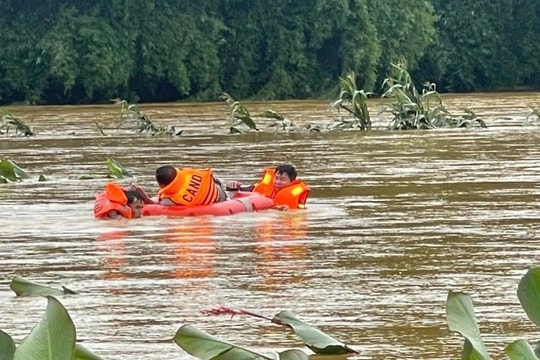 Lai Châu: Cứu hộ thành công 8 người dân mắc kẹt do lũ