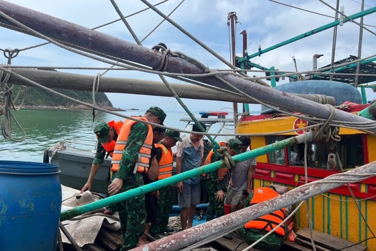 Cứu nạn thành công 4 ngư dân gặp nạn trên biển Cô Tô