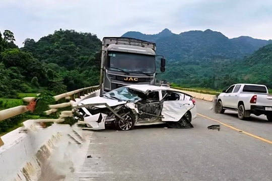 Va chạm giao thông, xe tải lao xuống vực sâu