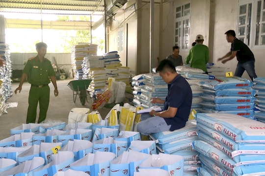 Tổ chức sản xuất thức ăn tôm giả để thu lợi bất chính