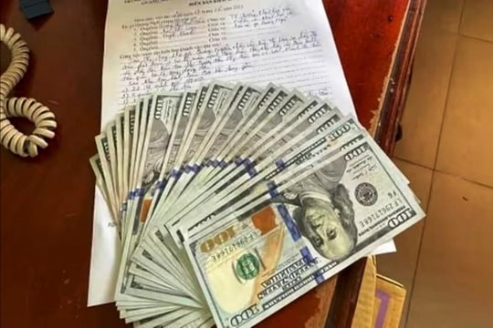 Nhân viên ga Quảng Ngãi trả lại 2.200 USD cho hành khách bỏ quên