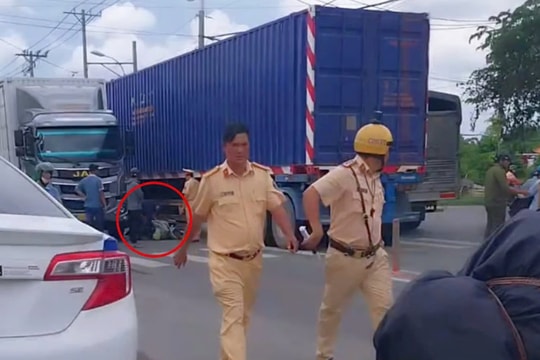 Va chạm với xe đầu kéo, hai mẹ con tử vong thương tâm