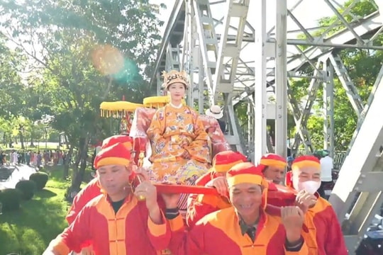 Trang phục đội gánh kiệu hoàng hậu gây tranh cãi tại lễ diễu hành áo dài ở Huế