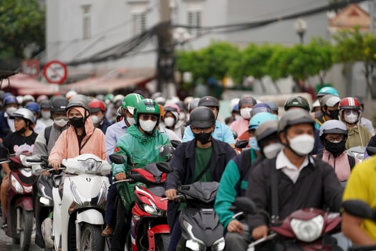 Cửa ngõ phía Đông TP.HCM ùn ứ khi cấm xe máy vào đường dẫn cao tốc