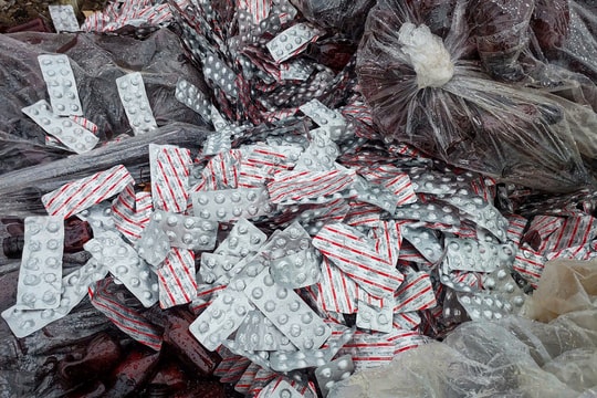 Lộ diện 'chủ nhân' của hàng trăm vỉ thuốc tân dược vứt lẫn xà bần