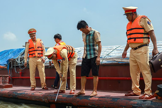 Hà Nội siết chặt an toàn giao thông đường thủy trước mùa mưa bão