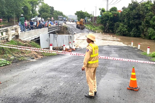 Quốc lộ 25 nối Gia Lai - Phú Yên thông xe trở lại sau nhiều giờ bị chia cắt