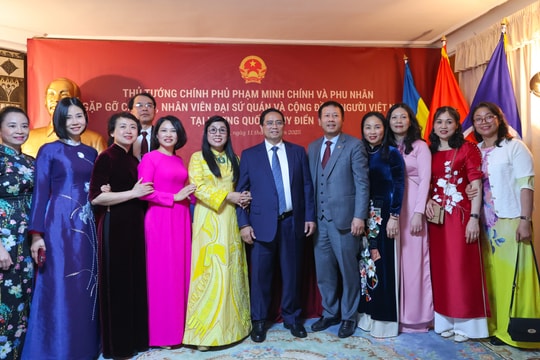 Thủ tướng gặp gỡ kiều bào tại Thụy Điển: 'Tự lo được cho mình cũng là yêu nước'