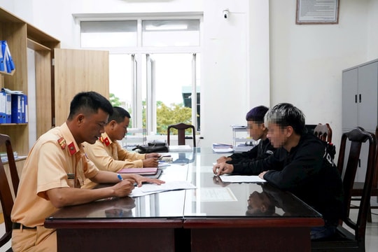 Giao xe cho con 'làm xiếc' trên đường, phụ huynh nhận biên bản xử lý