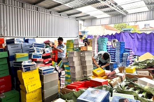 Tạm giữ gần 5.000 sản phẩm giầy dép, quần áo trẻ em không rõ nguồn gốc
