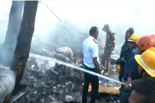 Rơi máy bay chở 242 người ở Ấn Độ