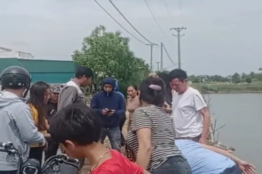 Diều vướng dây điện, ba học sinh gặp nạn