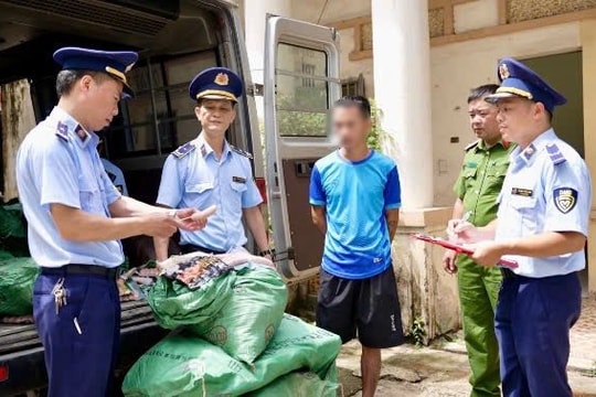 Xe tải chở 800 túi xúc xích lậu bị ngăn chặn tại Lạng Sơn