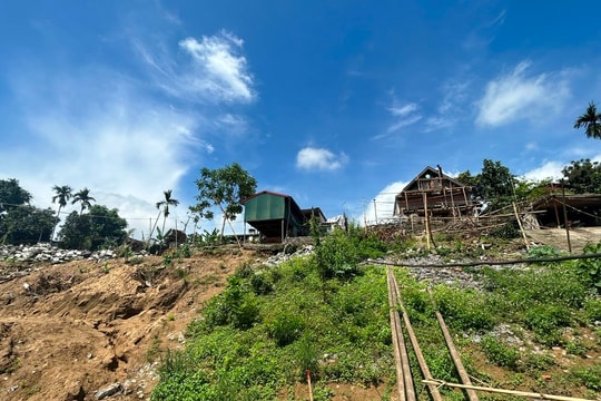 Sạt lở đất đe dọa nhiều hộ dân