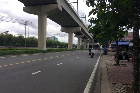 Công an vào cuộc vụ thanh niên dùng chân đạp ngã xe máy trên đường