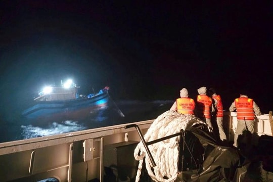 Tàu cá tỉnh Nghệ An gặp nạn, 3 ngư dân được đưa vào đảo Lý Sơn an toàn