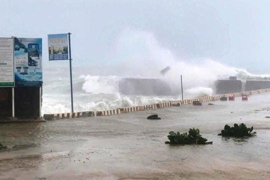 Hơn 100 du khách mắc kẹt trên đảo Lý Sơn do ảnh hưởng của bão số 1