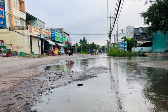 Tuyến đường 2km ở TP.HCM đầy rẫy 'hố bom' sau 5 năm thi công