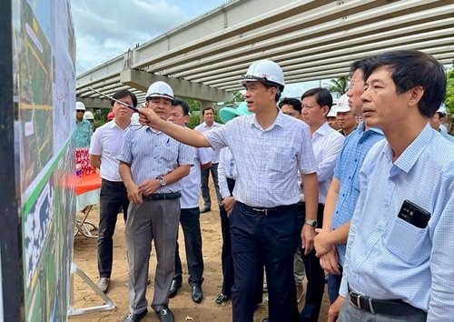 Thứ trưởng Bộ Xây dựng kiểm tra tiến độ cao tốc Cao Lãnh - An Hữu