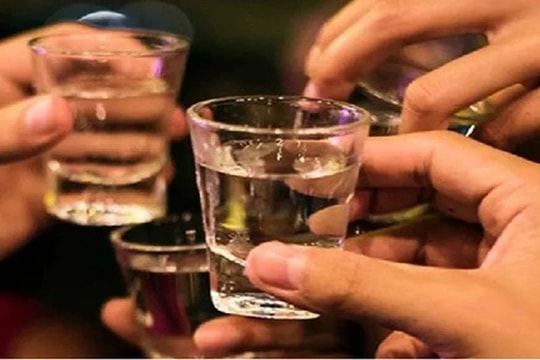 Hai người đàn ông tử vong bất thường sau khi uống rượu