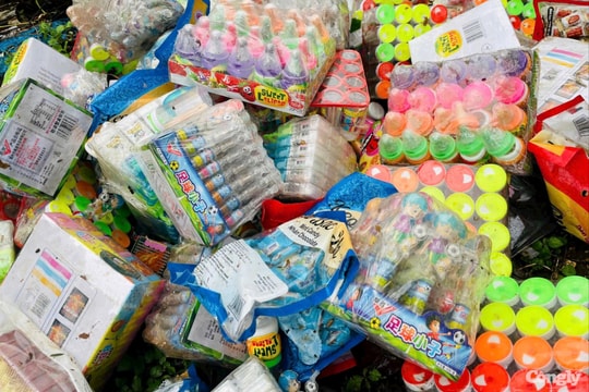 Chủ tịch UBND TP. Pleiku chỉ đạo xử lý vụ bánh kẹo, đồ chơi trẻ em được vứt ở bãi rác