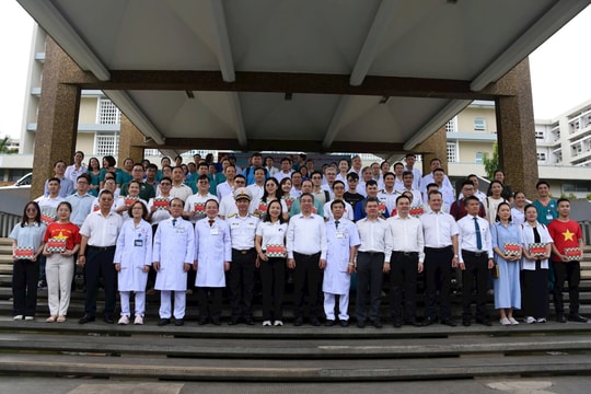 Hàng chục y bác sĩ lên đường đến Trường Sa chăm sóc sức khỏe quân, dân