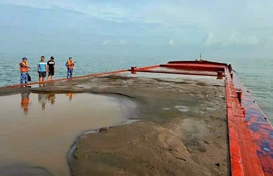 Tạm giữ tàu vận chuyển 1.400m³ cát không rõ nguồn gốc