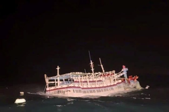 Bình Thuận: Liên tục xảy ra 2 vụ chìm tàu trên biển, 13 lao động được cứu vớt an toàn
