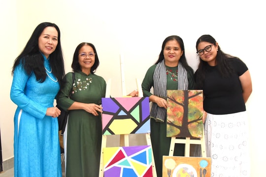 Triển lãm "Vẽ giấc mơ em" thu hàng chục triệu giúp nữ sinh nghèo