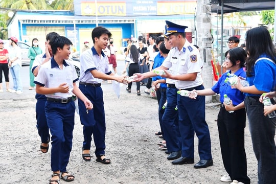 BTL Vùng Cảnh sát biển 4 tiếp sức mùa thi cho học sinh thi vào lớp 10 năm 2025
