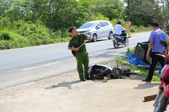 Va chạm với xe chở tôn, nam thanh niên 20 tuổi tử vong