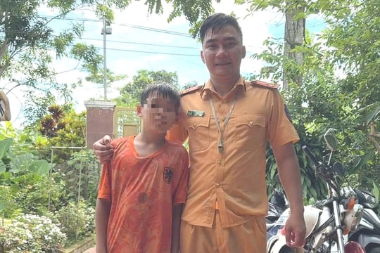 CSGT Nghệ An cứu bé trai bị lũ cuốn trôi