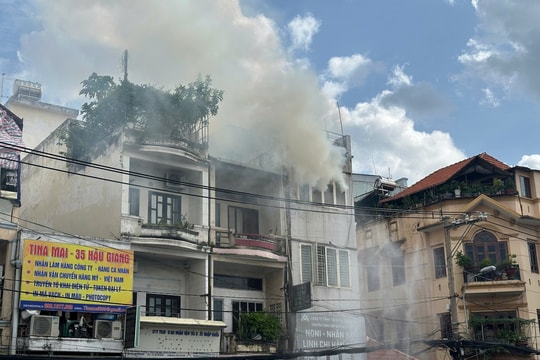 Cháy nhà 4 tầng ở TP.HCM