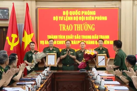 Trao thưởng thành tích xuất sắc trong đấu tranh vụ án vận chuyển  vàng qua biên giới