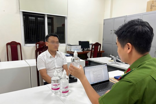 Hà Nội: Bắt Phó Chủ tịch UBND thị trấn vì sản xuất cồn y tế giả