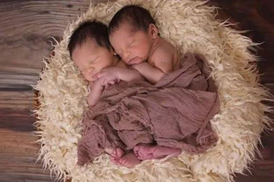 Cặp chị em song sinh tái ngộ kỳ diệu sau 17 năm xa cách