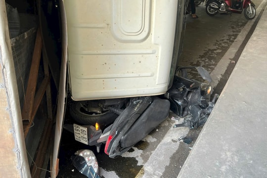 Xe tải vào đường cấm gây tai nạn, hai người nguy kịch