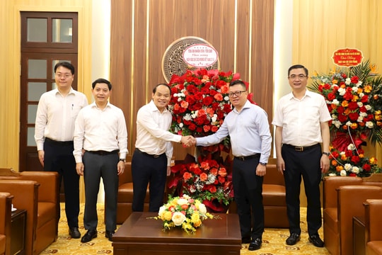 Phó Chánh án TANDTC Nguyễn Quốc Đoàn chúc mừng các cơ quan báo chí