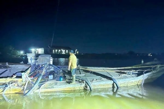 Quảng Trị: Bắt giữ thuyền khai thác khoáng sản trái phép
