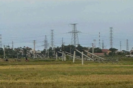 Cột điện đổ la liệt khiến người dân lo lắng