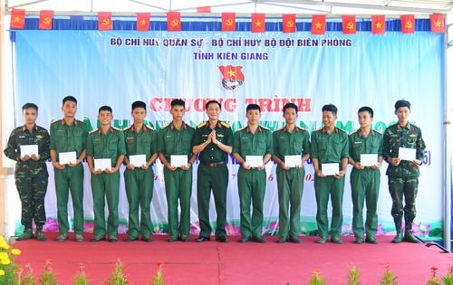 Ra quân thực hiện chương trình Hành quân xanh năm 2025
