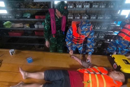 Cứu hộ thành công tàu ngư dân gặp nạn