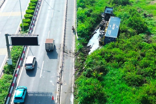 Vài giây buồn ngủ, tài xế lao cả container hàng khỏi cao tốc