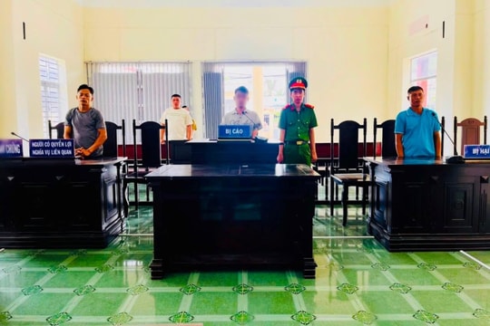 Dùng ly đánh người vì không được ghép bàn nhậu