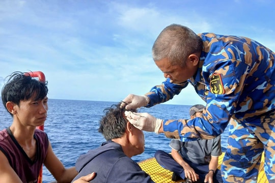 Nhà giàn DK1/21 kịp thời cấp cứu ngư dân trên biển